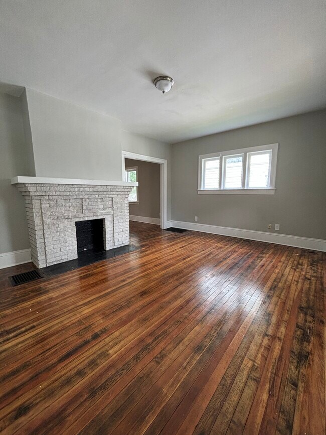 Primary Photo - 554 E Cecil St