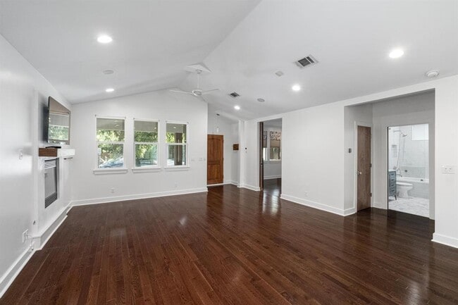 Building Photo - 307 W Annie St