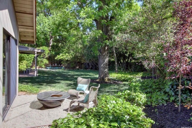 Building Photo - Elegant Fully Renovated 3/3 in Fair Oaks!
