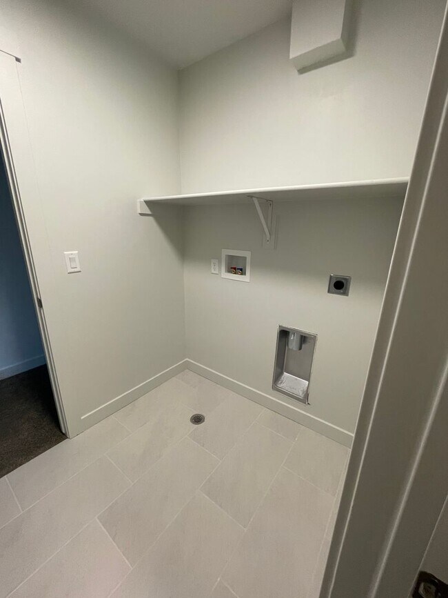 Building Photo - Modern home!