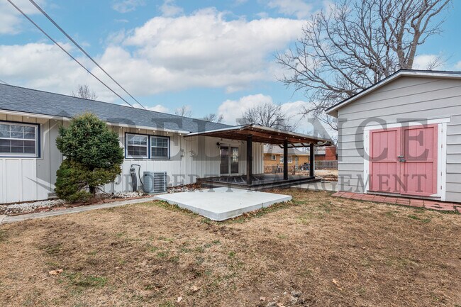 Building Photo - 2210 W Columbine Ln