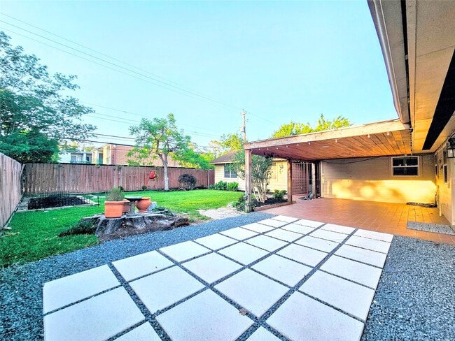 Building Photo - 2527 Willowby Dr