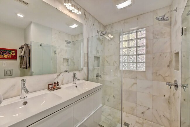 Building Photo - 510 Queens Rd