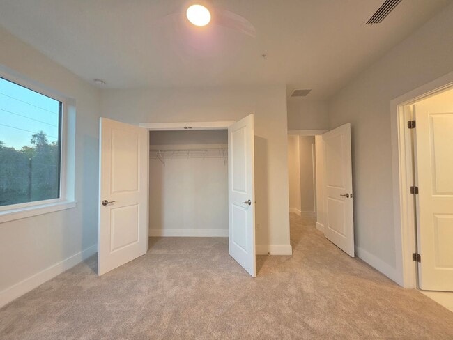 Building Photo - FOR RENT 3 bed, 3.5 bath, 3 level brand new condo