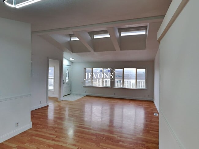 Building Photo - Comfortable Selah Residence with Open Living Space and Easy Commuter Access