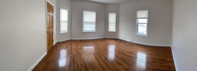 Building Photo - 137 Tecumseh St