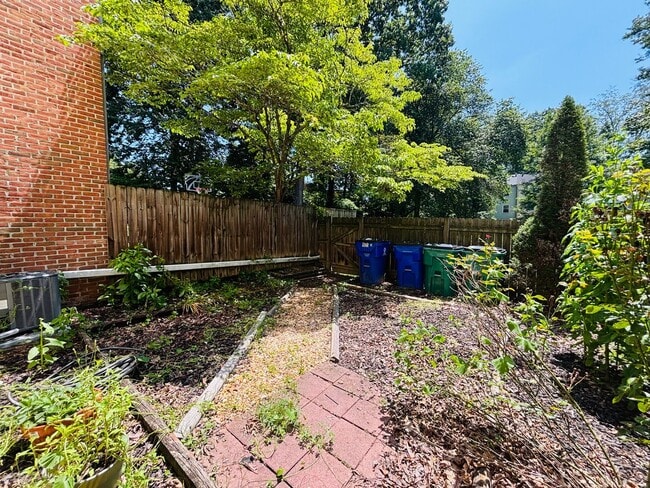 Building Photo - 105 Sherwood Ct
