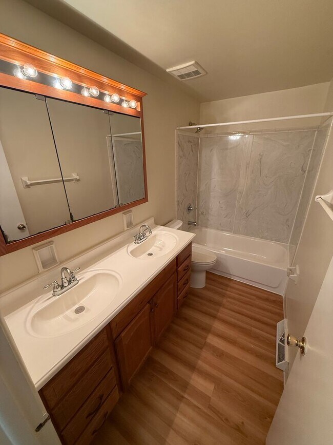 Building Photo - 105 W Northwood Ave