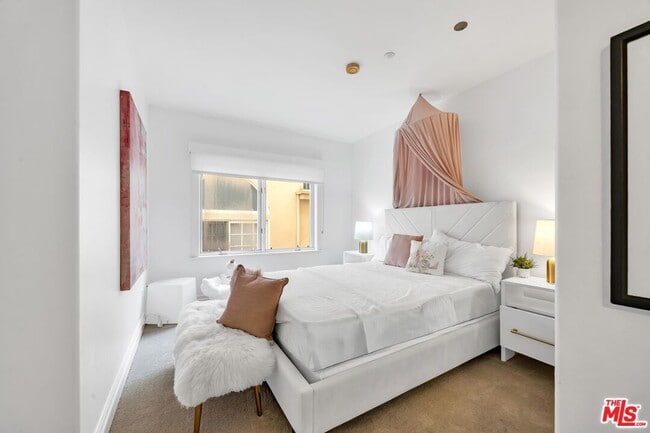 Building Photo - 871 Granville Ave