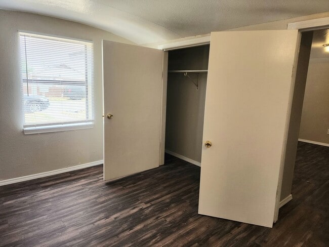Building Photo - 905/907 N Ave K - duplex