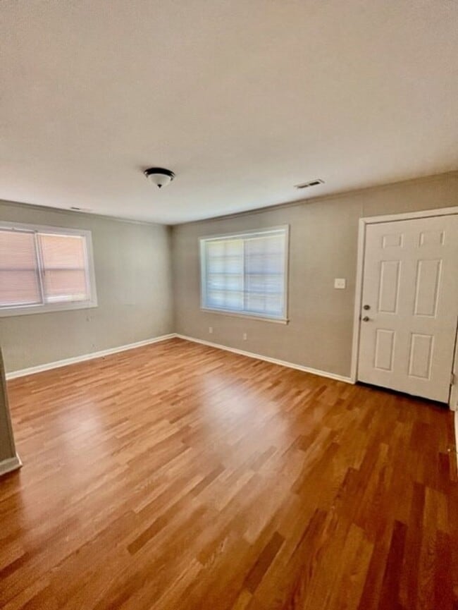 Building Photo - Adorable 3 bedroom 2 bath Ranch style home...