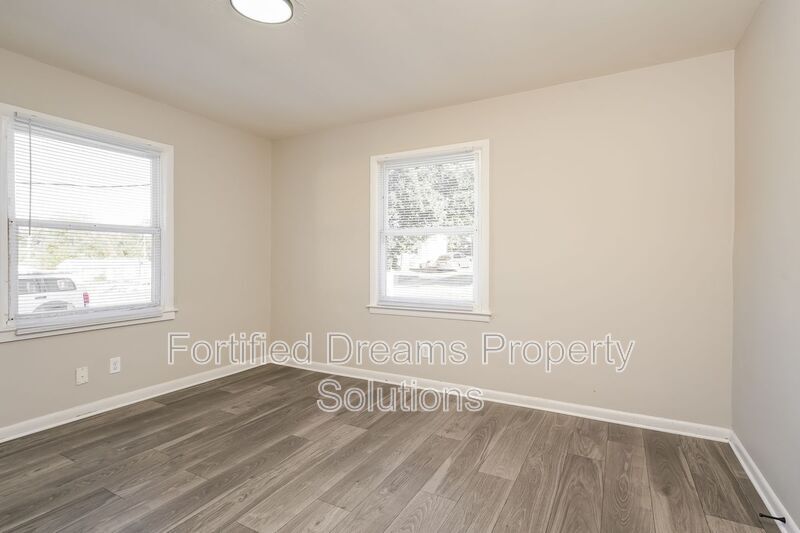 Building Photo - 904 Lowdermilk St