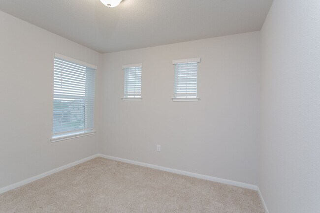 Building Photo - Beautiful 3 Bed / 2.5 Bath Home with High ...