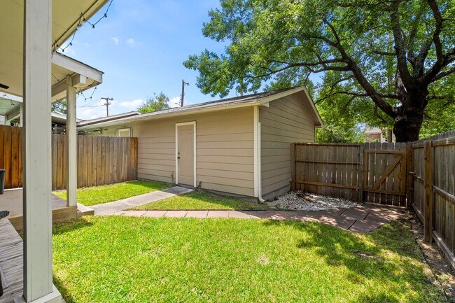 Building Photo - Stylish Townhome Living in Oak Creek