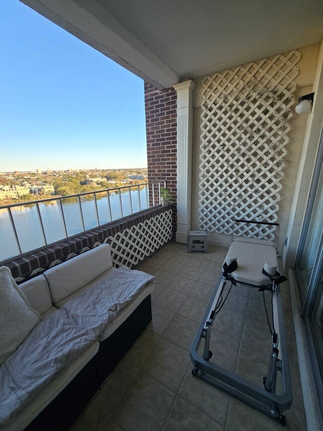 Building Photo - 14L