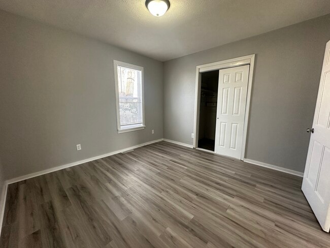 Building Photo - 911 S Laurel St