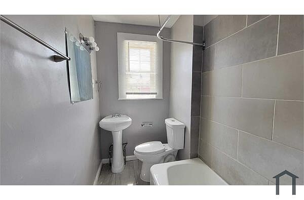 Building Photo - 2 Bedroom home with Rear Yard