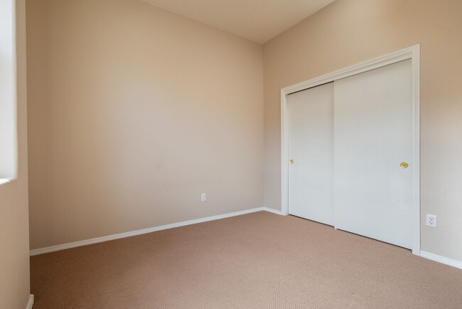 Building Photo - Sweet 2 Bedroom Condo Available Now!