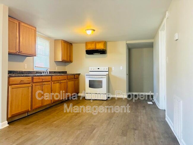 Building Photo - 904 Lincoln St