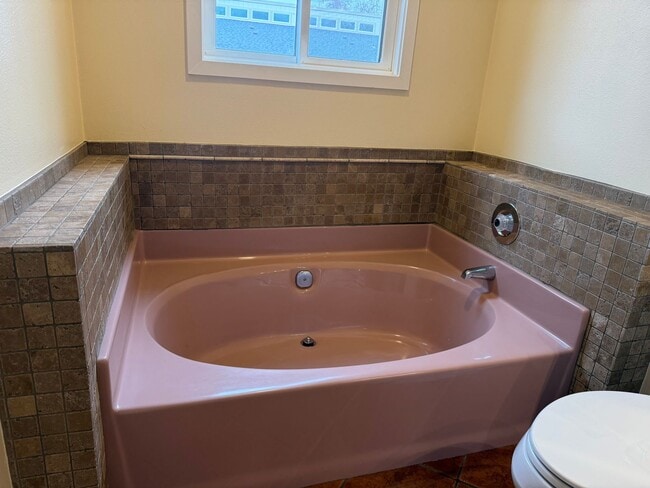 Building Photo - 2 Bed/2.5 Bath Townhome with Garage, Pool and Tennis Court