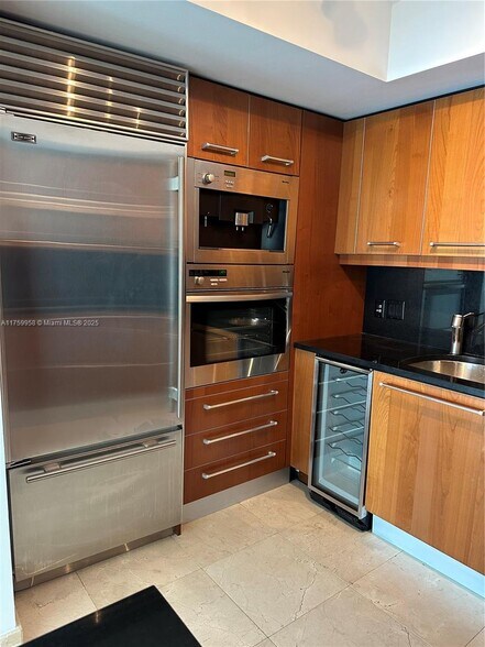 Building Photo - 1331 Brickell Bay Dr