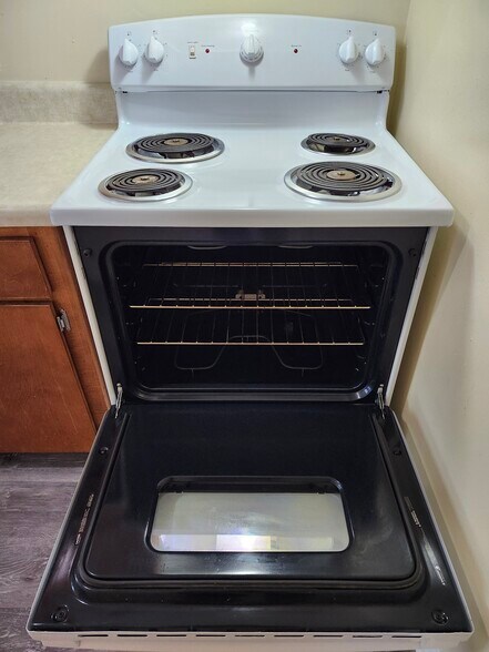 Electric stove - 5230 Beach Dr