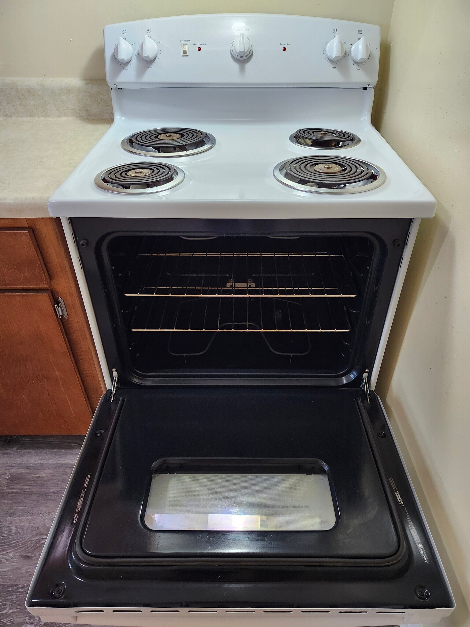 Electric stove - 5230 Beach Dr
