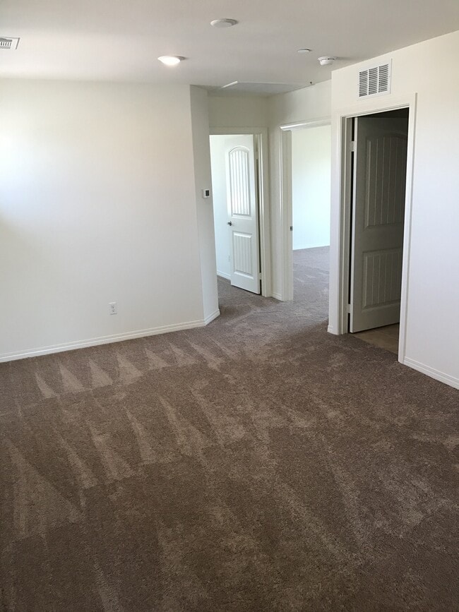 Building Photo - 5 bed home in RiverBend community, Eastval...