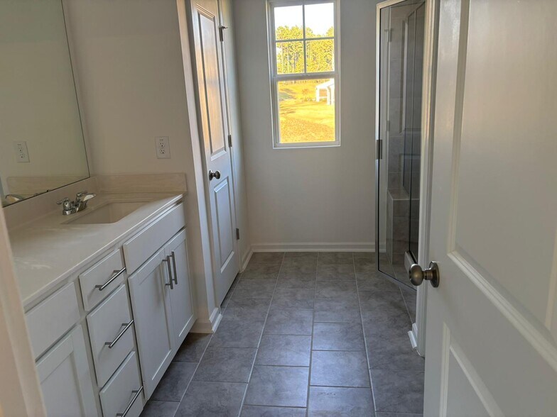 Masterbathroom - 142 Beachcomber Dr