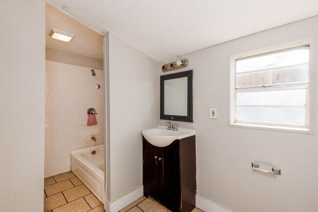 Building Photo - 4 Bedroom, 2 Bathroom in Adamsville