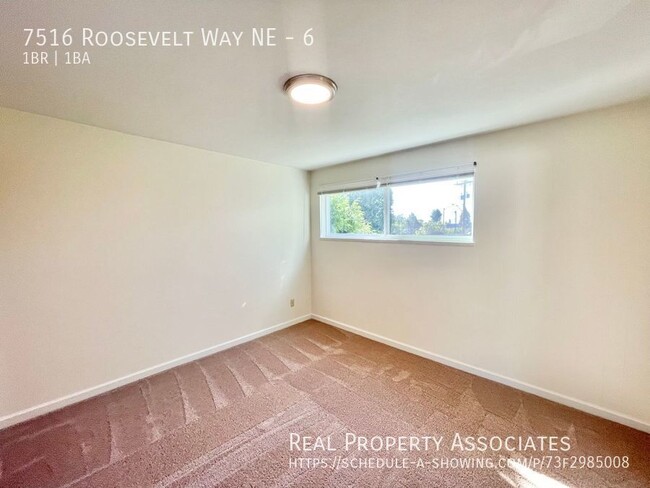 Building Photo - Top Floor 1-Bed/1-Bath in Roosevelt! **Off...