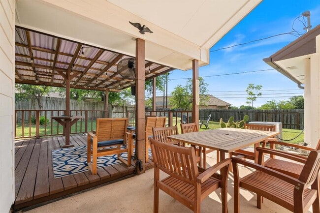 Building Photo - 16300 Bates Cove
