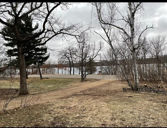 Building Photo - Lakefront property with 2 bedroom, and 1 bath.