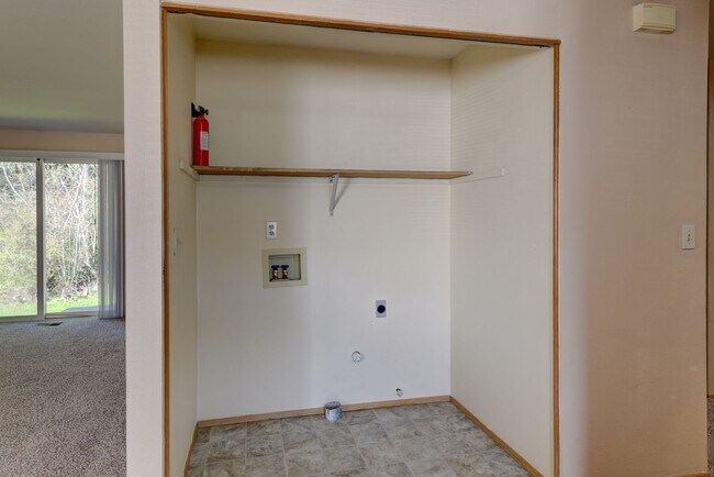 Building Photo - 3 Bed 2 Bath House with all new flooring!