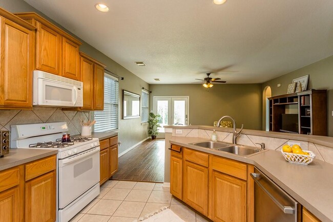 Building Photo - 15230 Ledgewood Park Dr
