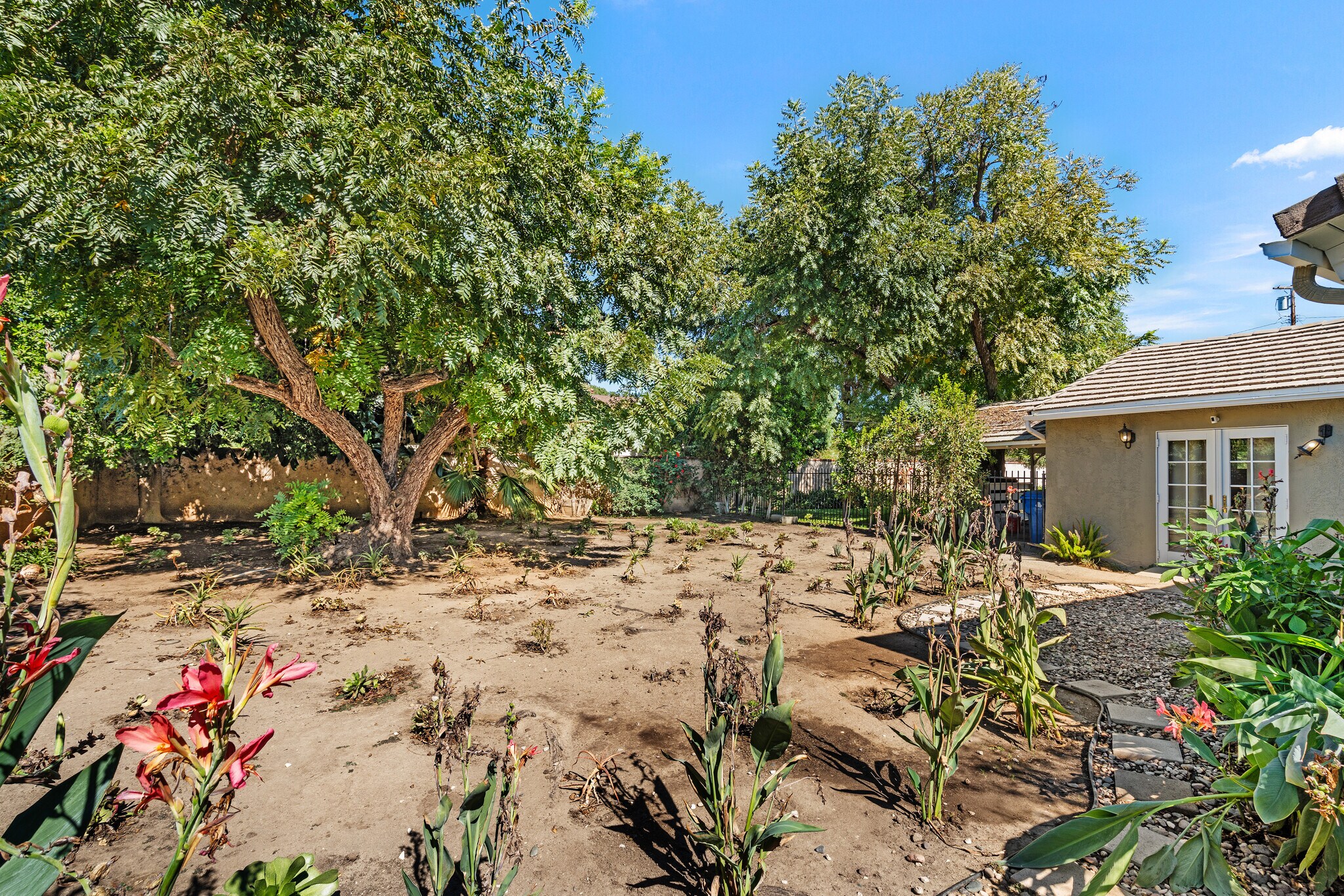 Personalize your space - 8757 Encino Ave