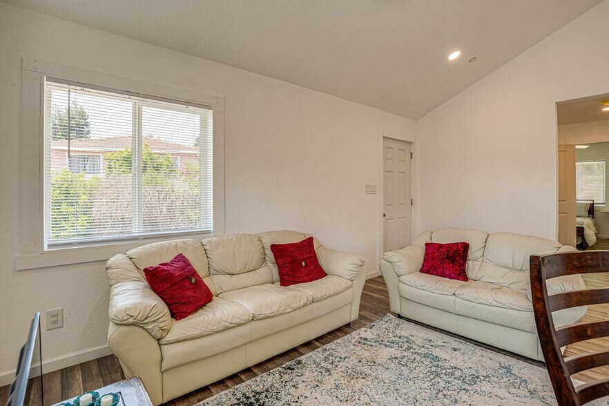 Building Photo - 1120 Sunrise Hill