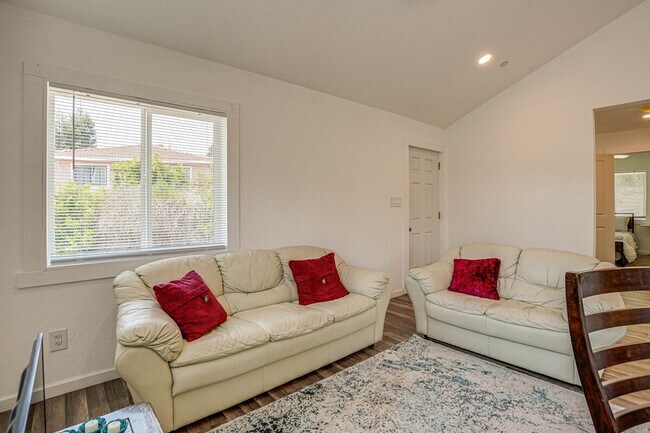 Building Photo - 1120 Sunrise Hill