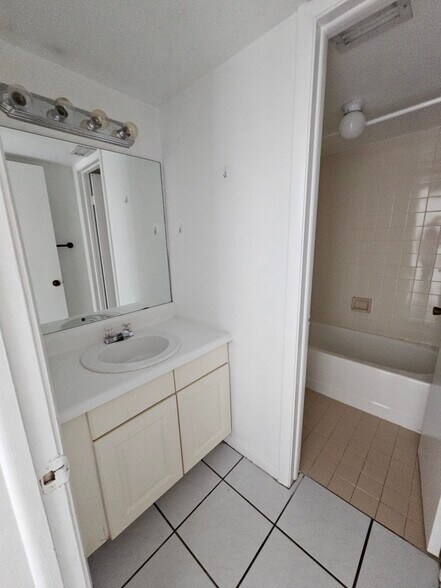 2 bath - 1120 N Franklin Ave