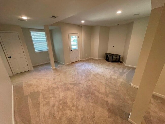 Building Photo - 510 Stonebrook Farms Dr