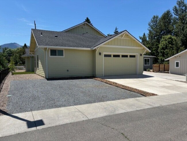 Building Photo - 3 bed 2 bath  Home for Rent in Talent