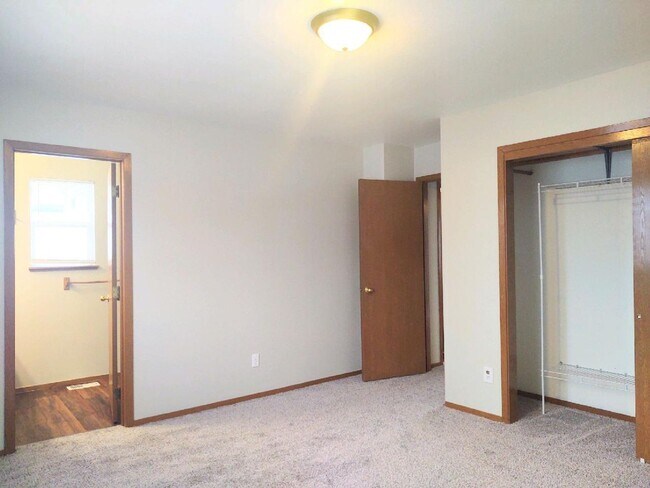 Building Photo - Spacious House - Brand New Flooring - Available Now!!