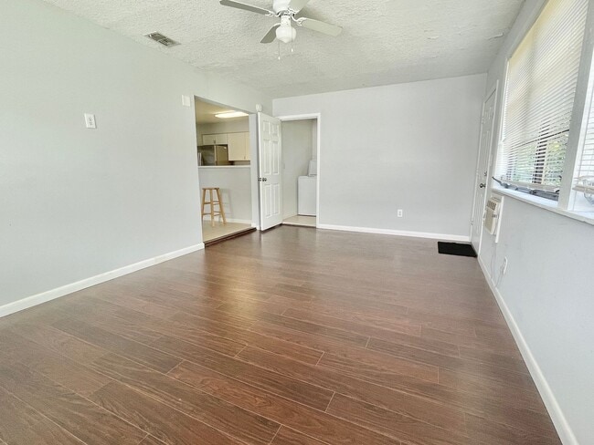 Building Photo - 3BR 1BA Annual Rental Available Now