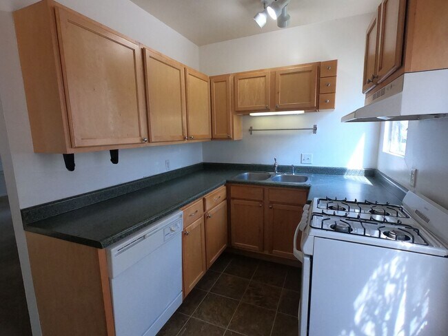 Building Photo - 3 Bedroom on West Side of The Hill