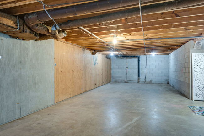 Building Photo - Move-In Ready One-Side-of-a-Duplex Home Mi...