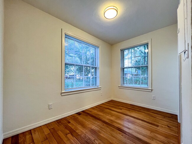 Building Photo - 2BR/1BA Renovated Cottage Within WALKING D...