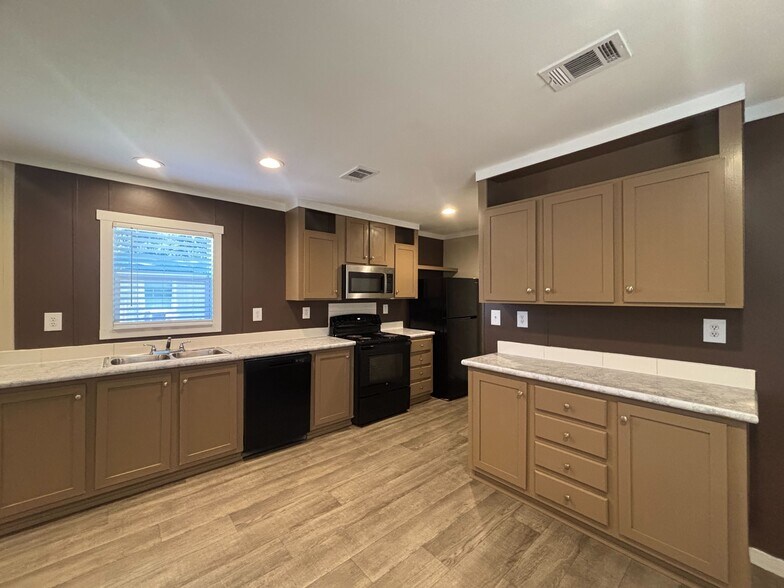 Building Photo - 118 E Semands St