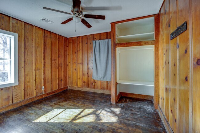 Building Photo - Freshly Updated House (Updated Pictures Coming Soon)