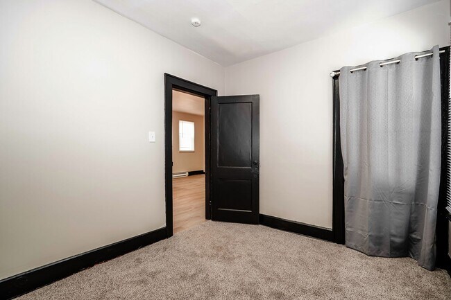 Building Photo - 98-100 N Hague Ave