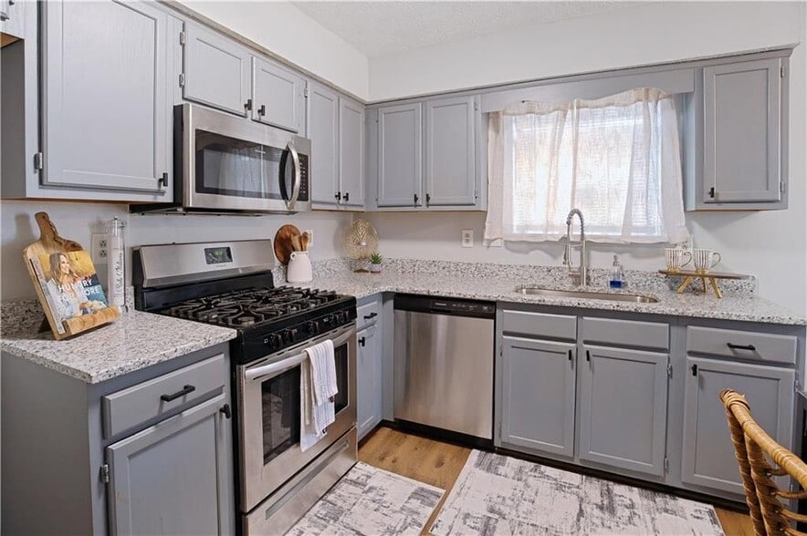 Building Photo - 1528 Carriage Ln